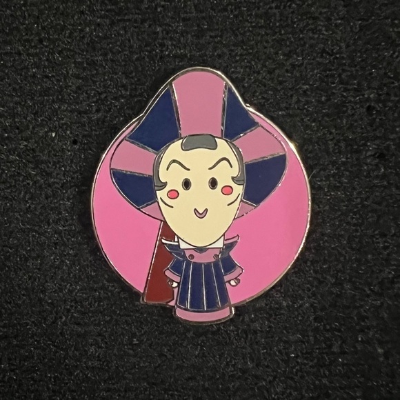 Disney World of Evil Pin - Lady Tremaine from Cinderella - Picture 1 of 2